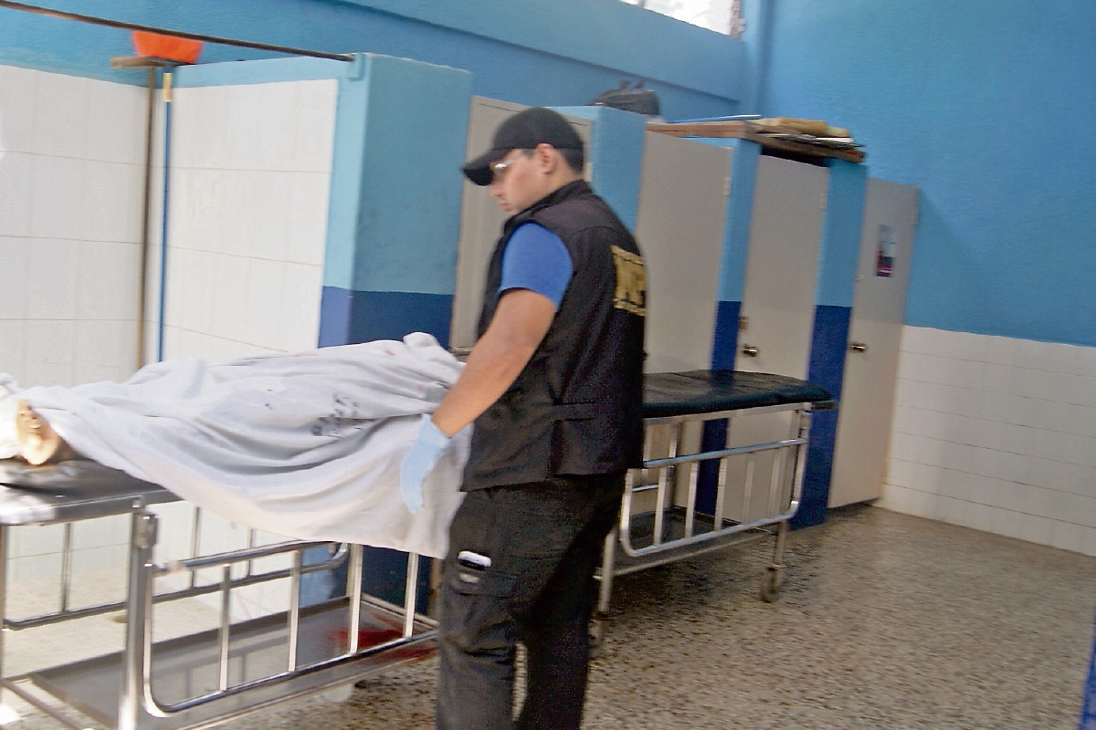 El cadáver de la universitaria Zuli Recinos permanece en la morgue de Chiquimula. La mujer fue atacada con arma cortante en Esquipulas. (Foto Prensa Libre: Edwin Paxtor)
