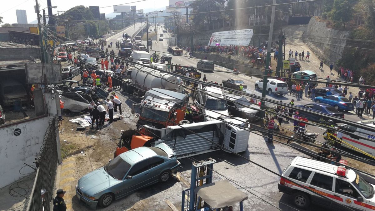 Imágenes de un accidente de tránsito en San Cristóbal, Mixco. (Foto Prensa Libre: Carlos Hernández).