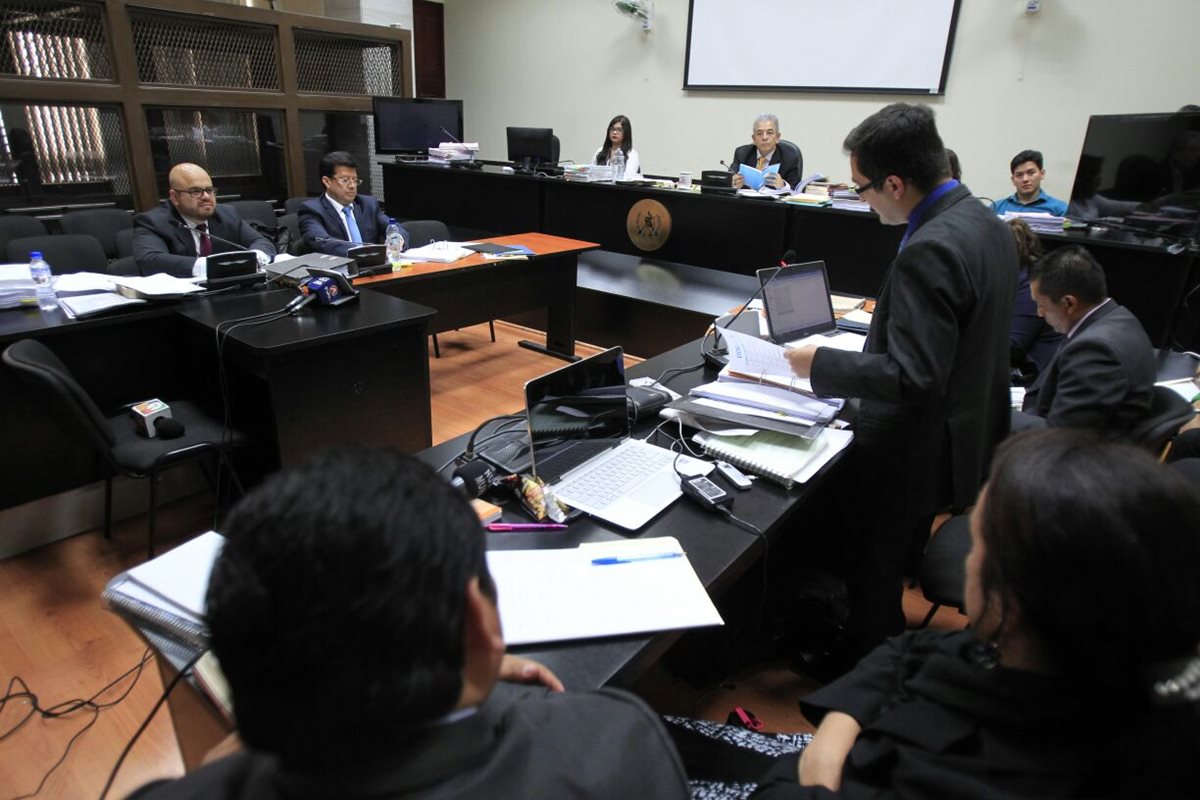 El fiscal de la Feci argumenta la acusación contra el magistrado Charchal. (Foto Prensa Libre: Paulo Raquec)