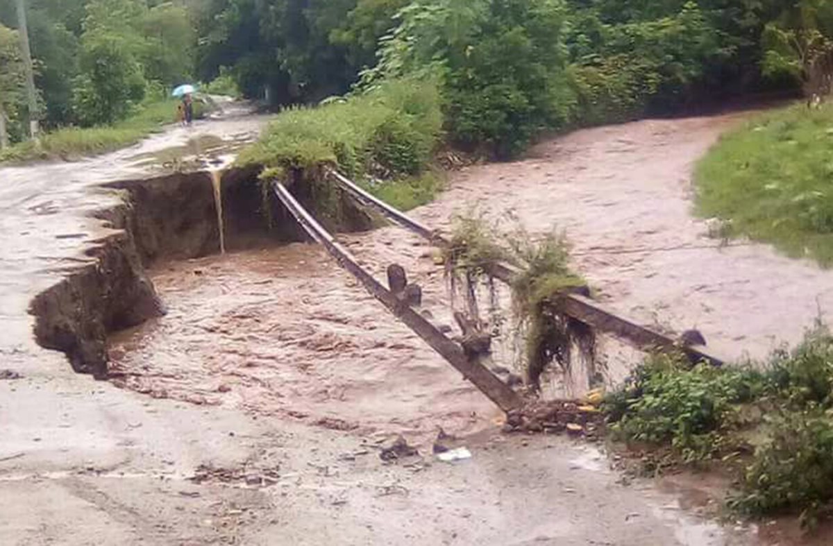 Varias viviendas corren el riesgo de ser arrastradas por la fuerte corriente de los ríos en Agustín Acasaguastlán, El Progreso. (Foto Prensa Libre: Hugo Oliva)