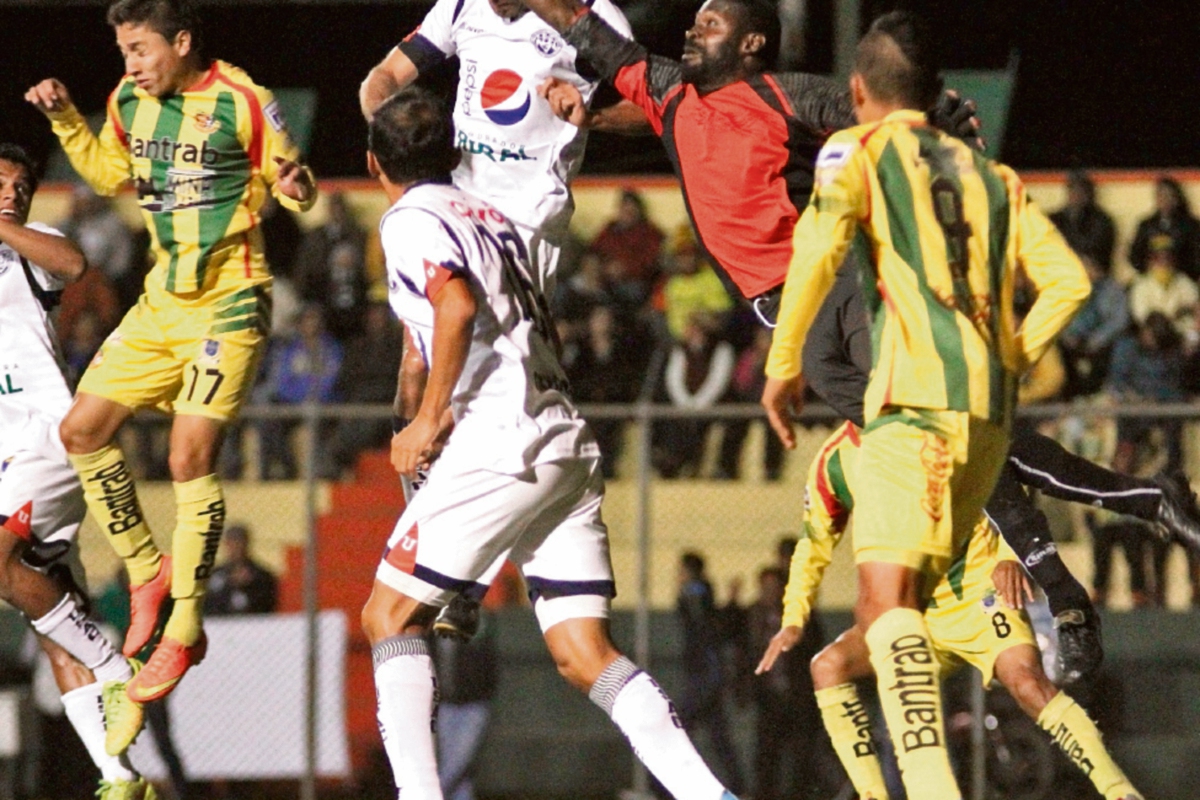 Ricardo Trigueño, portero de la Universidad, estuvo atento a las pocos llegadas del equipo de San Marcos. (Foto Prensa Libre: Aroldo Marroquín    )