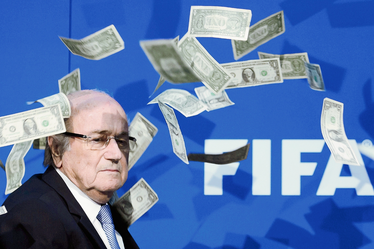 Durante la conferencia de prensa, Sepp Blatter vivió un momento bochornoso. (Foto Prensa Libre: AFP)