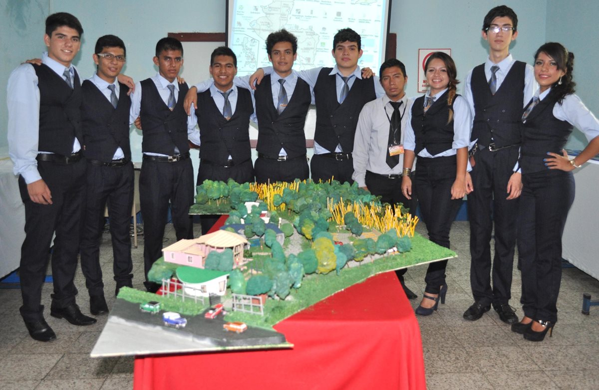 Alumnos del Instituto Tecnológico de Coatepeque, en Quetzaltenango, presentan la maqueta de su proyecto final. (Foto Prensa Libre: Édgar René Sáenz)