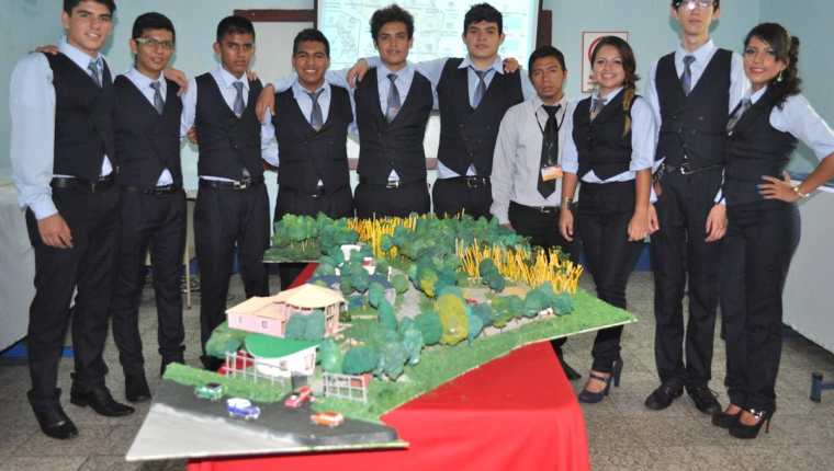 Alumnos del Instituto Tecnológico de Coatepeque, en Quetzaltenango, presentan la maqueta de su proyecto final. (Foto Prensa Libre: Édgar René Sáenz)