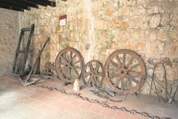 El museo del Castillo de San Felipe de Lara muestra herramientas de batallas antiguas (Foto Prensa Libre: BILLY QUIJADA).