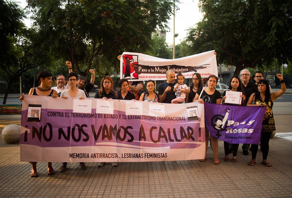 Un grupo de personas en Chile en protesta por la muerte de las niñas del Hogar Seguro. (Foto Prensa Libre: Cortesía)