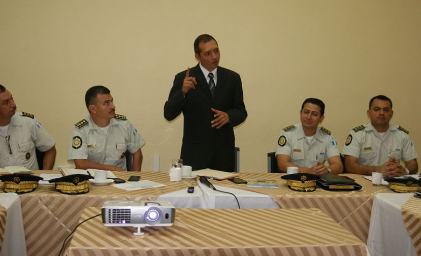 Francisco Rivas Lara, ministro de Gobernación, durante la primera reunión con autoridades de la PNC. (Foto Prensa Libre: Mingob)
