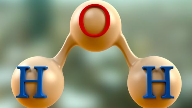 El oxígeno queda arriba y los dos hidrógenos, un poco más abajo, se cargan ligeramente con positiva y negativamente. FOTOGRAFÍA: GETTY IMAGES.