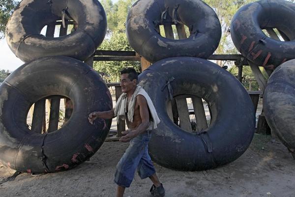 <div class="g-unit"><div><div><div></div><div><div></div><div></div></div></div></div></div><div class="g-unit"><div><div><div class="gt-tgt-lang-sugg-message"></div><div><div class="almost_half_cell"><div dir="ltr">Un hombre camina junto a una balsa para cruzar el río Suchiate, en Tecún Umán, San Marcos, Guatemala para llevar a los migrantes a México en su camino a Estados Unidos. (Foto Prensa Libre: AFP)</div></div></div></div></div></div>