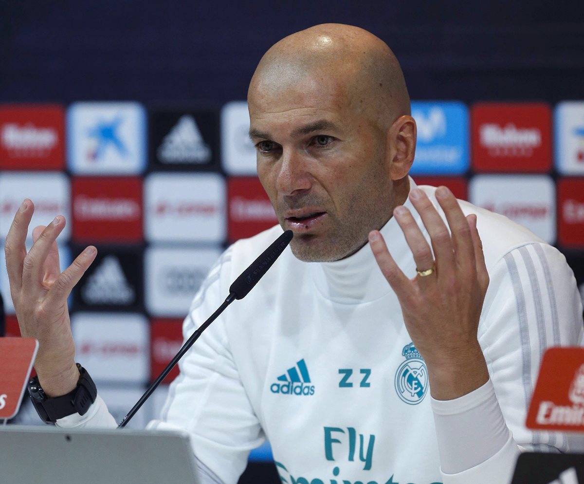 El francés Zinedide Zidane, técnico del Real Madrid, aseguró que sabe reaccionar en los momentos complicados. (Foto Prensa Libre: EFE)