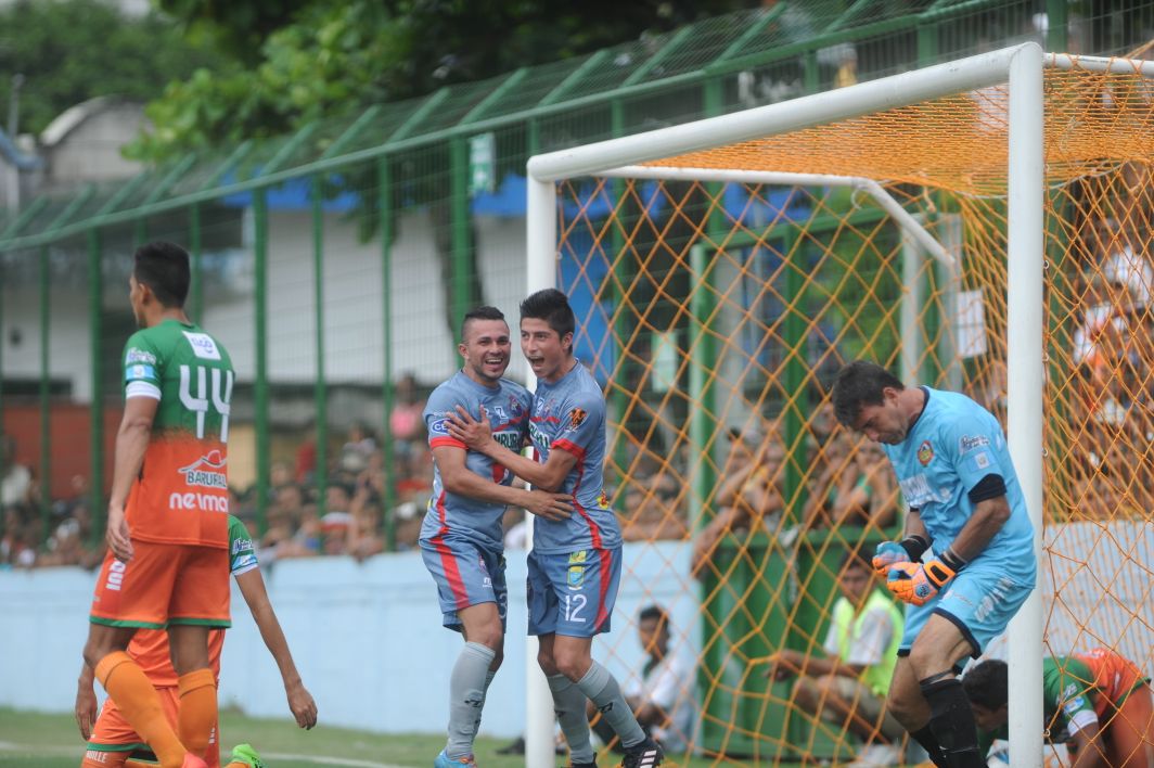 Frank de León y Bryan Lemus se abrazan después del segundo gol de Municipal ante el enojo del portero de Siquinalá, Luis Pedro Molina. (Foto Prensa Libre: Edwin Fajardo)
