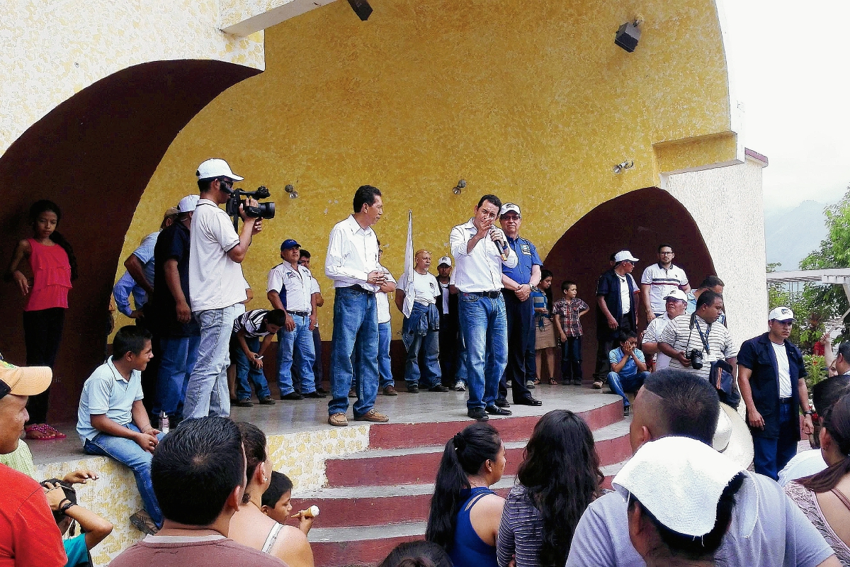 El candidato a la Presidencia por el partido FCN, Jimmy Morales, se dirige a sus simpatizantes en el parque central de Gualán, Zacapa. (Foto Prensa Libre: Julio Vargas)