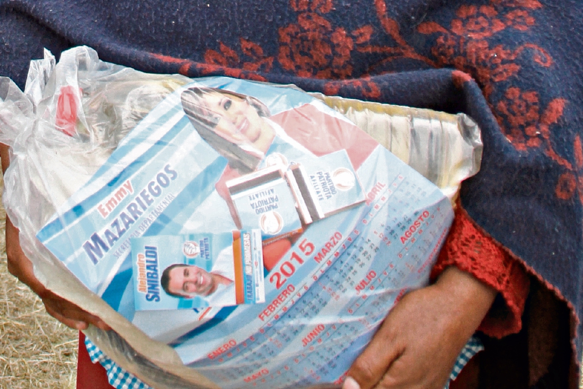 Pese a las críticas y a las amenazas de investigar sobre el uso de los recursos del Estado para hacer campaña, la entrega de bolsas de alimentos con la fotografía de Sinibaldi y de Mazariegos, en Santa Cruz Barillas, Huehuetenango, siguió ayer.