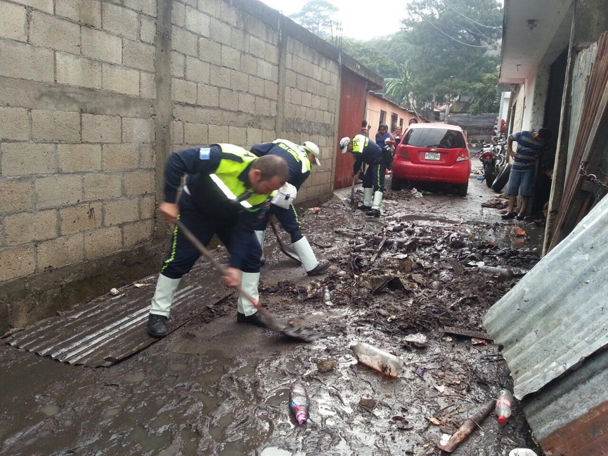 Empleados municipales asisten a vecinos afectados por las inundaciones. (Foto Prensa Libre: Hemeroteca PL)