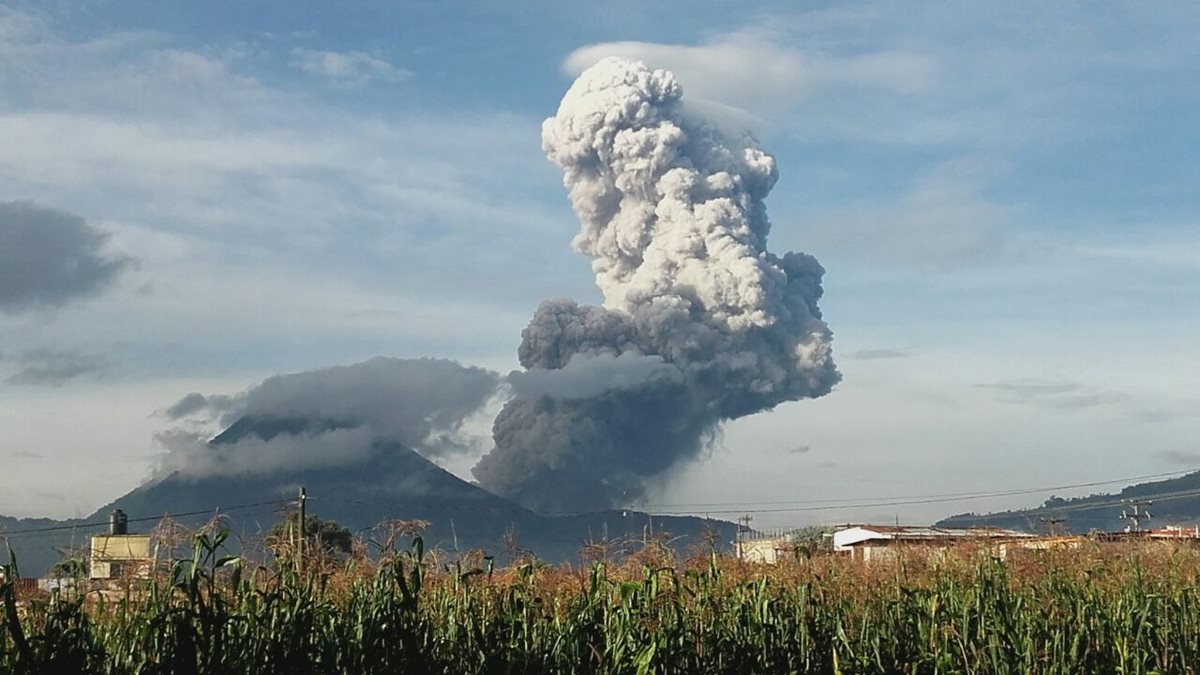 Volcán Santiaguito lanza humo y ceniza visibles desde Xela. (Foto Prensa Libre: Carlos Ventura)