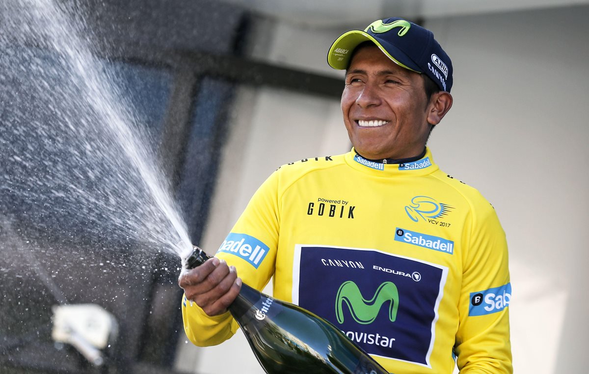 Nairo Quintana festeja con el tradicional baño de champán. (Foto Prensa Libre: EFE)