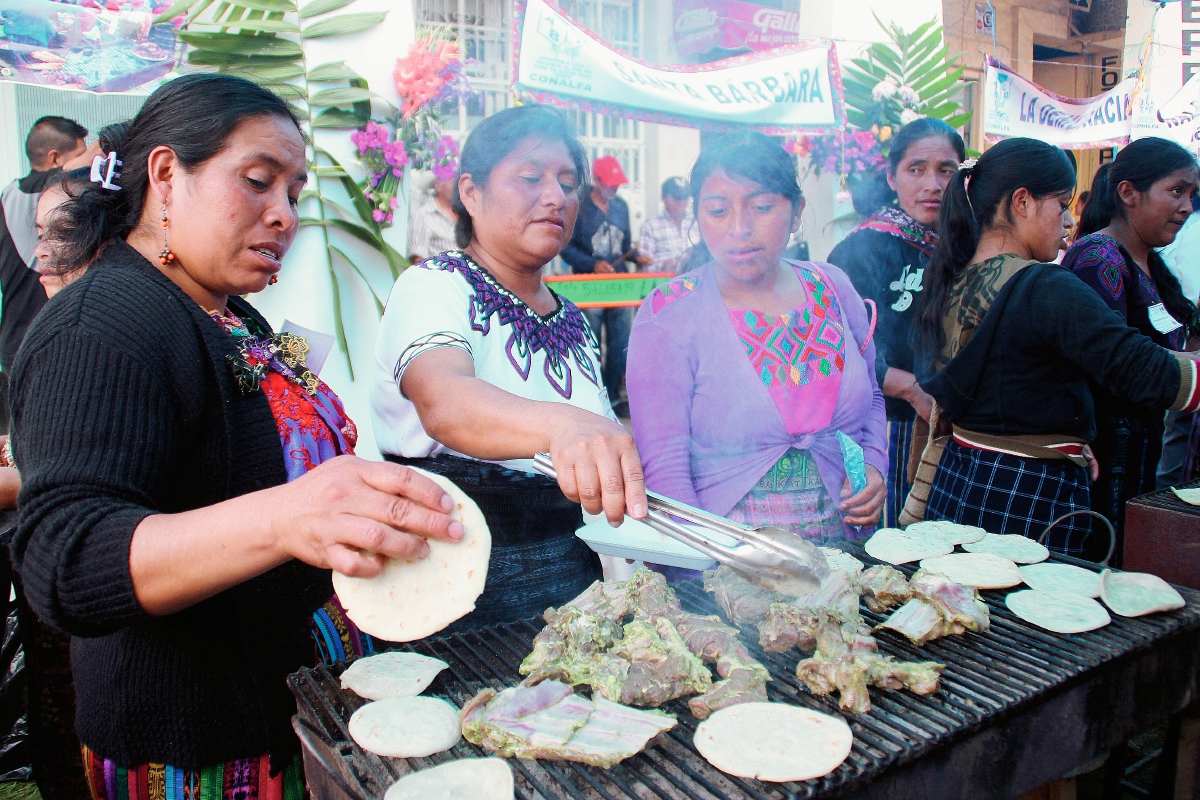 Mujeres preparan alimentos en festival efectuado en Huehuetenango. (Foto Prensa Libre: Mike Castillo)