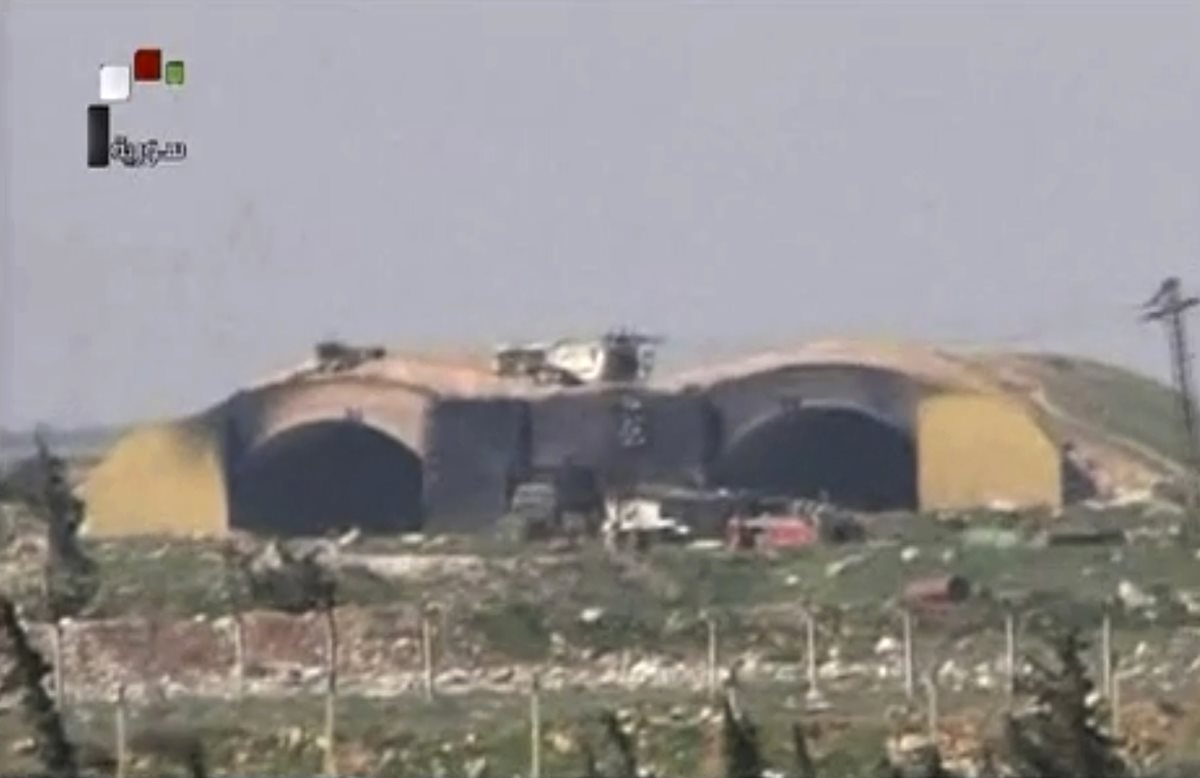 Video de la televisión siria muestra uno de los hangares bombardeados por EE. UU. (Foto Prensa Libre: AFP)