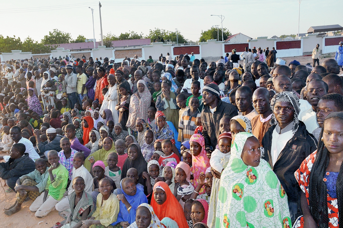 Un grupo de sobrevivientes de lo que se piensa que es el peor ataque de Boko Haram a una aldea en Nigeria. (Foto Prensa Libre:AFP)AFP