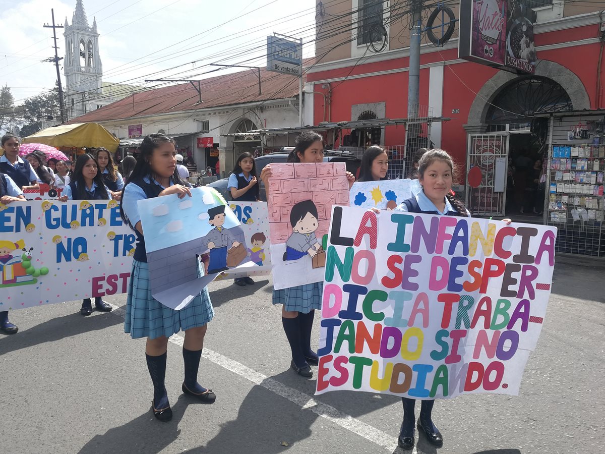 Niños trabajadores y estudiantes de Quetzaltenango exigen que se ponga fin a ese flagelo. (Foto Prensa Libre: Fred Rivera)