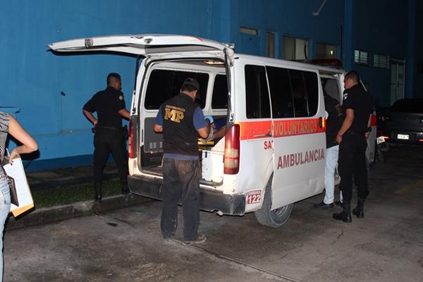 Agentes del Ministerio Público recaban información de hombre que murió en ambulancia tras haber sido baleado en San Benito, Petén. (Foto Prensa Libre: Rigoberto Escobar)<br _mce_bogus="1"/>