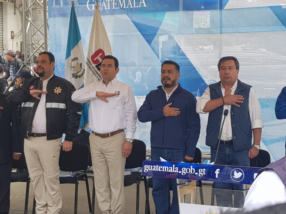 El presidente Jimmy Morales participan en la inauguración de los trabajos de pavimentación de un tramo de 9.5 kilómetros en San Lorenzo, San Marcos. (Foto Prensa Libre: Whitmer Barrera)