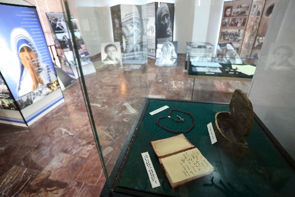 Objetos personales y fotografías de la Madre Teresa, exhibido en el Museo de Albania. (AFP).