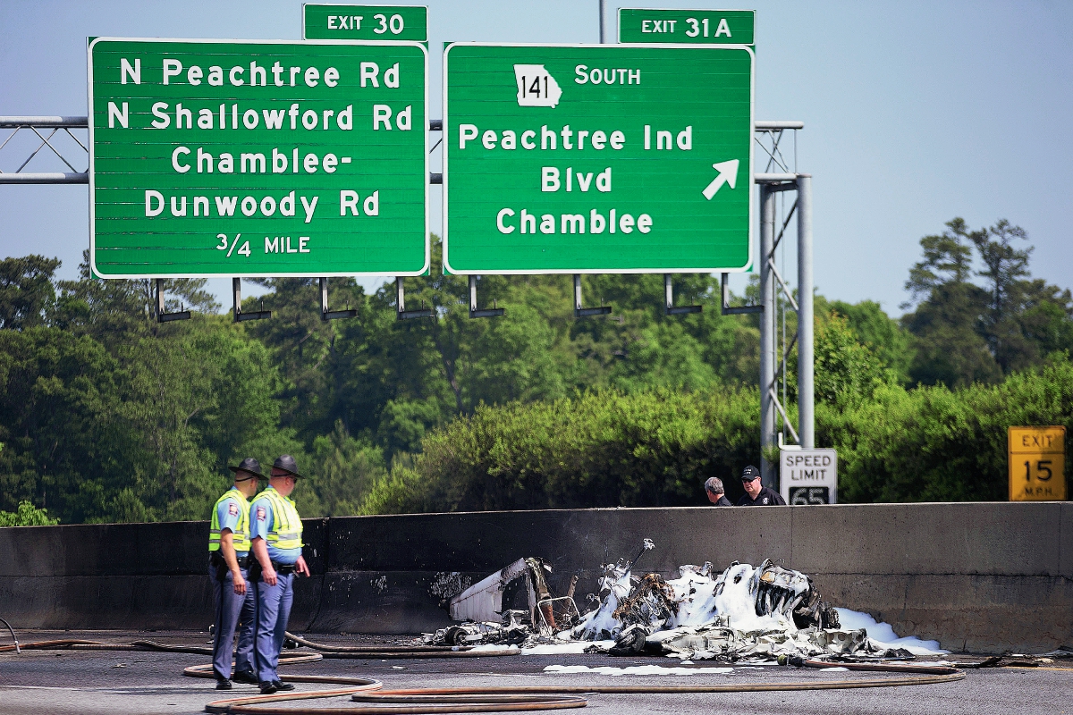 Policía investiga restos del accidente de avioneta en la carretera interestatal 285,  de Atlanta. EEUU(Foto Prensa Libre AP)