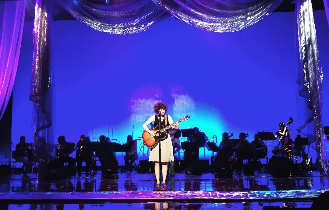 Gaby Moreno durante la prueba de sonido previo a su presentación en los Premios de la Herencia Hispana. (Foto Prensa Libre: Instagram / @gaby_moreno)