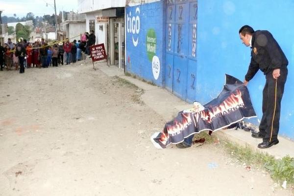 Un hombre fue atacado a balazos por sujetos en motocicleta en Santa Cruz del Quiché, Quiché. (Foto Prensa Libre: Oscar Figueroa)