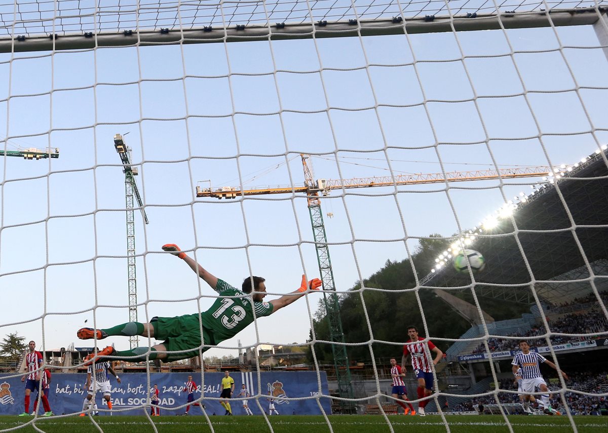 El portero esloveno del Atlético de Madrid Jan Oblak intenta parar un balón durante el encuentro de Liga. (Foto Prensa Libre: EFE)