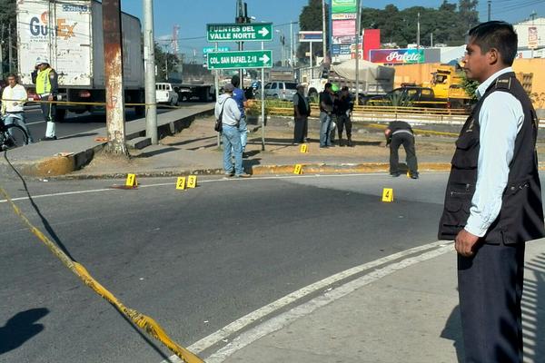 Fiscales del Ministerio Público investigan el área donde ocurrió el ataque contra el agente de la PMT. (Foto Prensa Libre: E. Paredes)