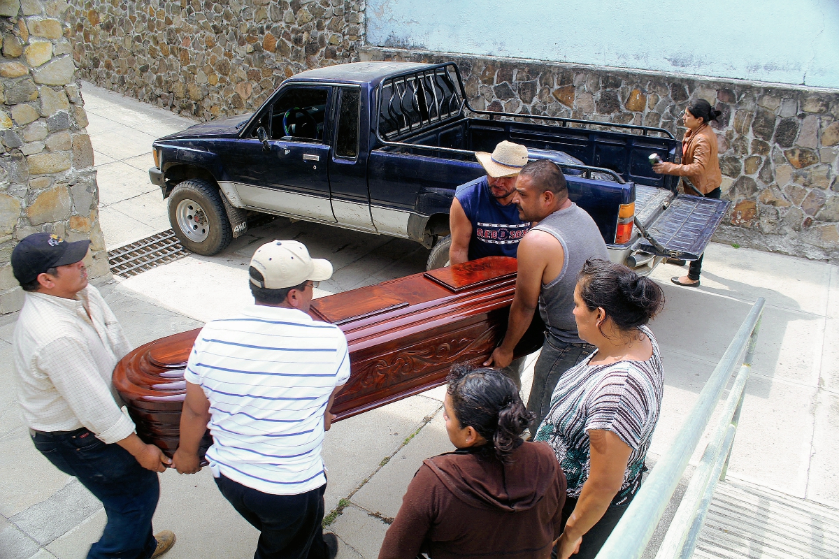 Familiares de  Marlon Danilo Raymundo Ucelo retiran el féretro de la morgue del Inacif, en Jalapa, para trasladarlo a la aldea El Durazno. (Foto Prensa Libre: Hugo Oliva)