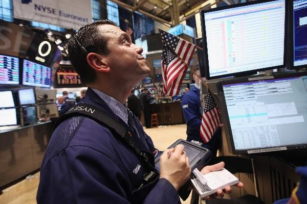 operador de la bolsa de Nueva York, donde ayer el petróleo descendió US$1.98 por barril. (Foto Prensa Libre: AFP)