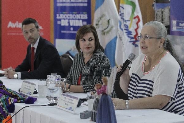Claudia Arenas, directora de  Avianca, y Maru Acevedo, de la Cámara de Turismo, dan detalles. (Foto Prensa Libre: Álvaro Interiano)