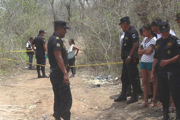 Dos de los cuerpos y tres cabezas fueron encontrados en la aldea San Miguel Conacaste. (Foto Prensa Libre: Hugo Oliva)<br _mce_bogus="1"/>
