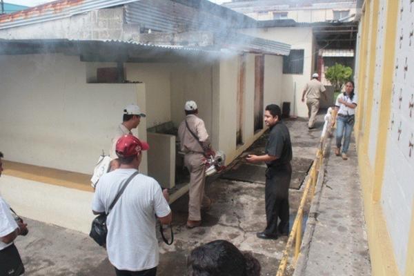 Empleados de Salud fumigan una vivienda en Puerto San José, Escuintla. (Foto Prensa Libre: Melvin Sandoval)<br _mce_bogus="1"/>