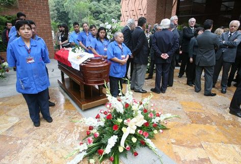 Personal de la UFM forma valla al féretro del académico fallecido. (Foto Prensa Libre: Daniel Herrera)