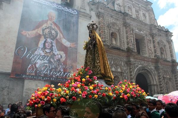 fieles cargan   la imagen de la Virgen del Rosario, patrona de Xela, coronada por Juan Pablo II, en 1983.
