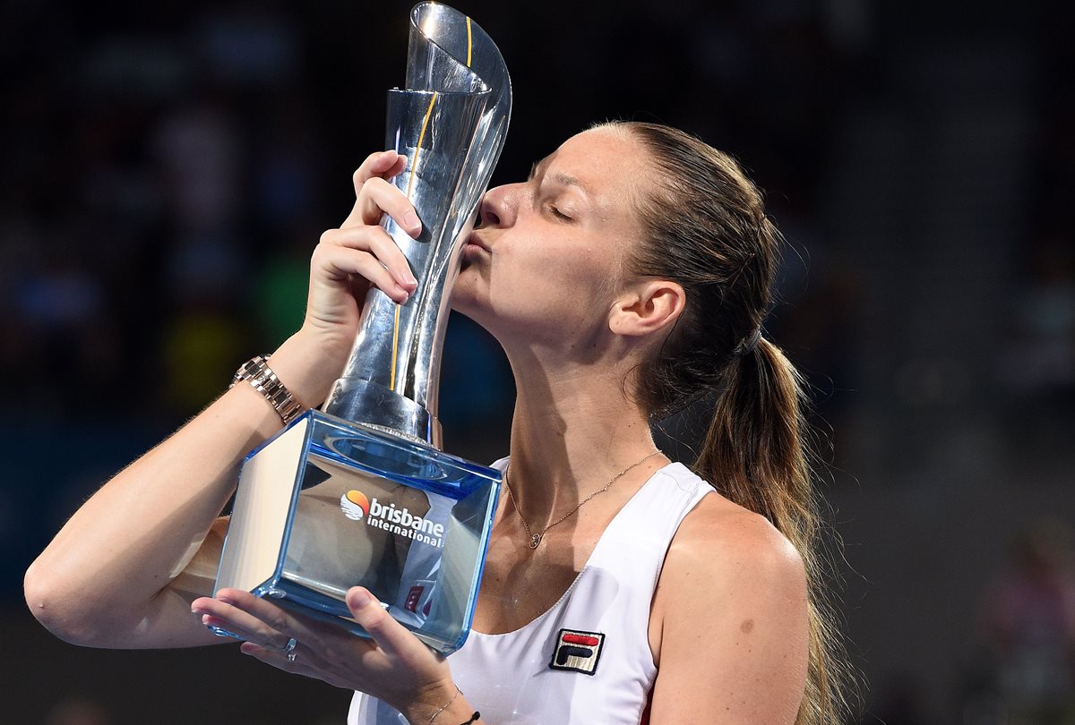 Pliskova besa el trofeo que la adjudica como campeona del torneo. (Foto Prensa Libre: AFP)