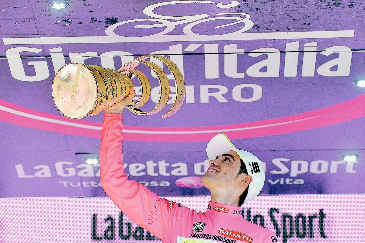 El español volvió a festejar en lo más alto del podio del Giro de Italia. (Foto Prensa Libre: EFE)