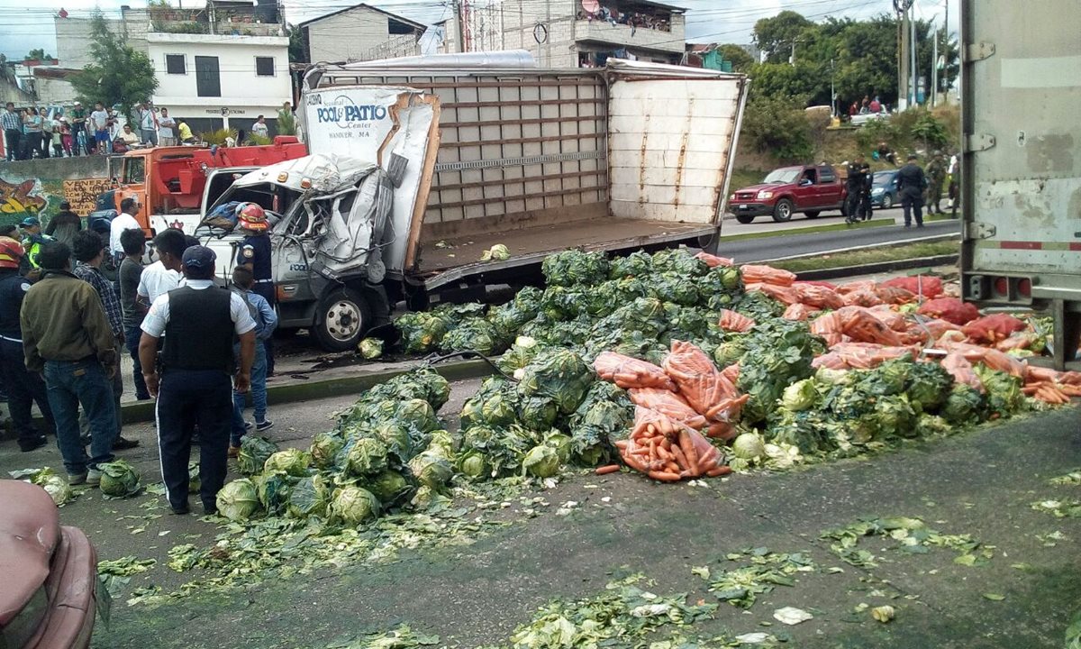 El camión es transporte de verduras que de Chimaltenango viaja a la capital a vender el producto. (Foto Prensa Libre: Érick Ávila)
