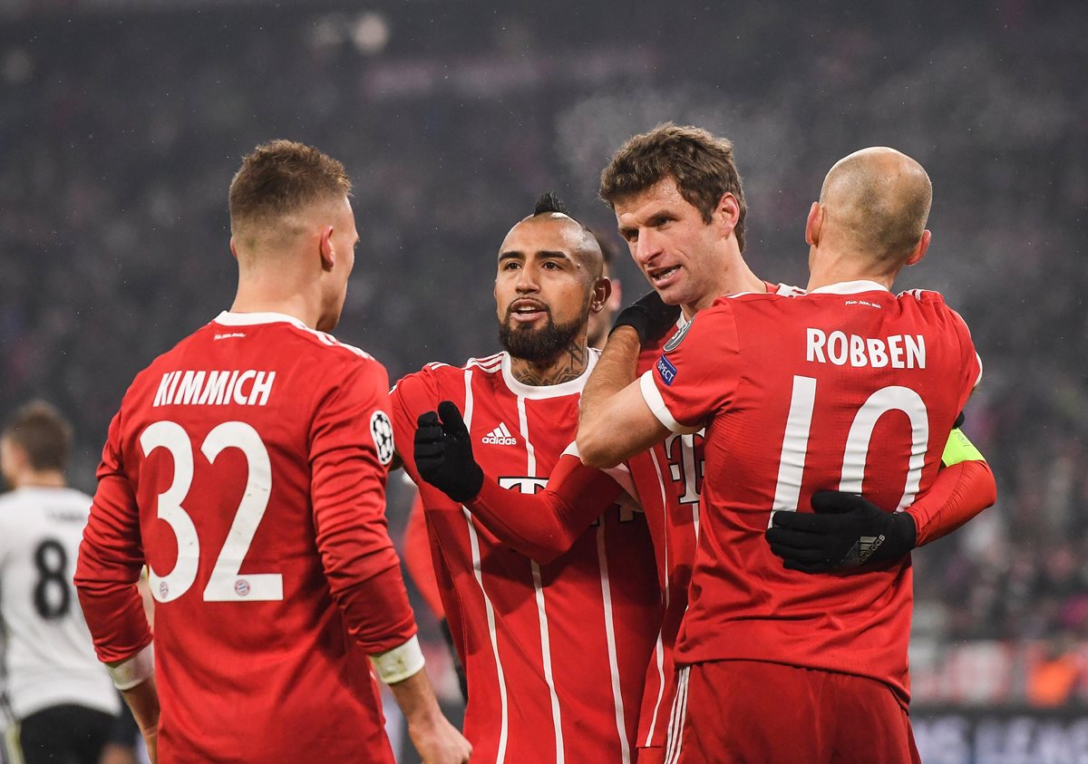 Thomas Müller (2-d) de Bayern celebra con Arturo Vidal (2-i), Joshua Kimmich (i) y Arjen Robben (d) luego de anotar. (Foto Prensa Libre: EFE)