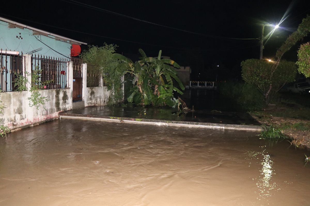 El arroyo El Pijul, en San Benito, se desbordó provocando que varios inmuebles se inundaran en el área central de Petén. (Foto Prensa Libre: Rigoberto Escobar)