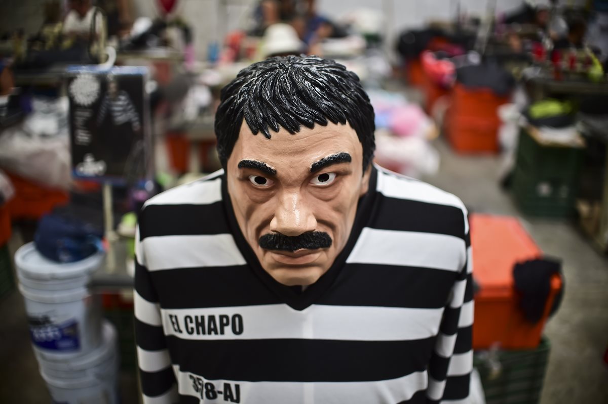 Un traje y una máscara que representa al Chapo Guzmán fabricado en Jiutepec, Morelos, México.(Foto Prensa Libre: AFP).