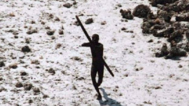 Cuando funcionarios indios llevaron a cabo el reconocimiento aéreo de la isla después del tsunami del 26 de diciembre de 2004, los sentineleses intentaron derribar el helicóptero con flechas. INDIAN COAST GUARD/SURVIVAL INTERNATIONAL