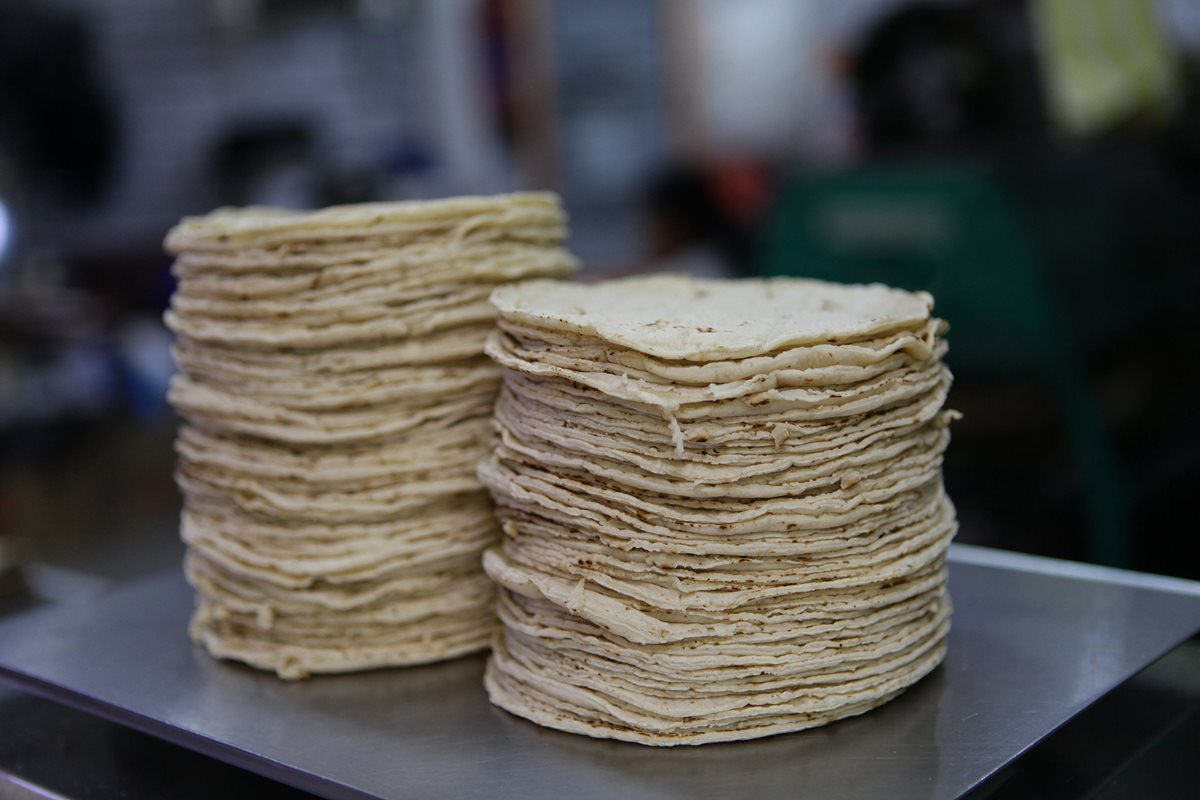 La tortilla de maíz es la base de la alimentación en países como México y Guatemala. (Foto Prensa Libre: EFE)