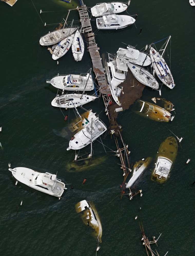Los botes anclados en el muelle fueron destruidos por el huracán. (Presa Libre Foto: AP /Gerald Herbert)
