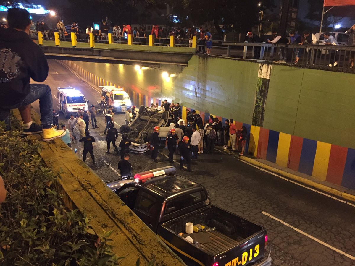 Un carro cayó desde la Calzada Roosevelt hasta el viaducto de la Calzada San Juan. (Foto Prensa Libre: @Biker502)