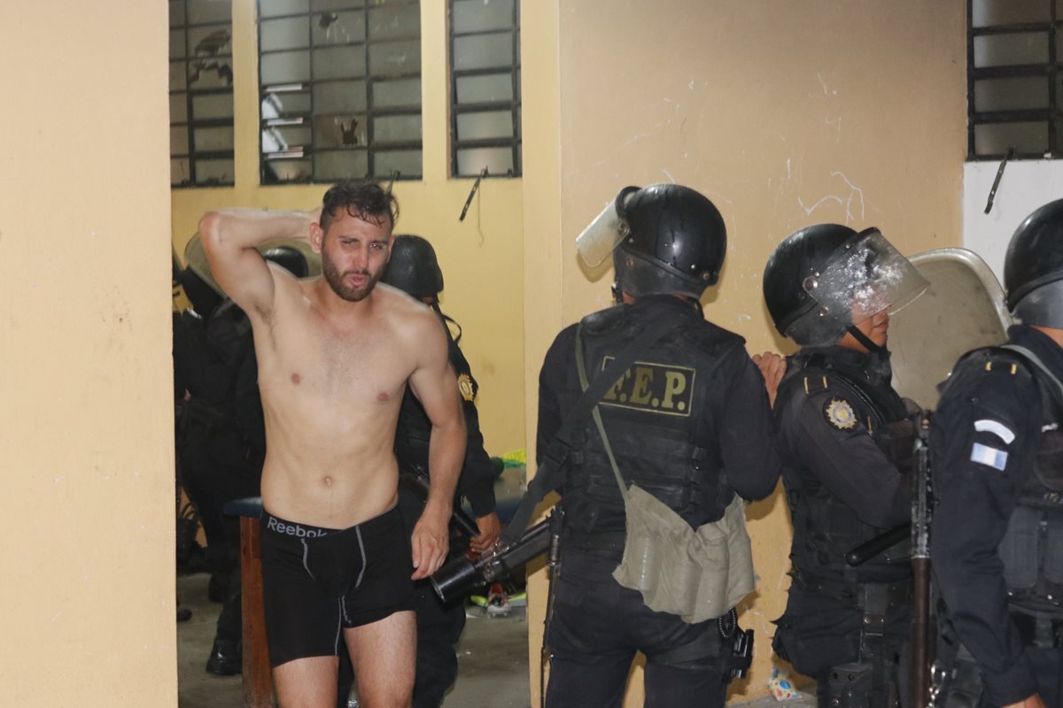 El mexicano Omar Domínguez camina dentro del vestidor, el cual es custodiado por la policía.